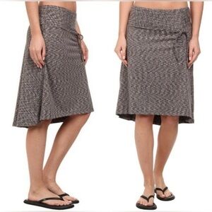 The North Face-Knee length adjustable high/low skirt in black/gray.Size S/P
